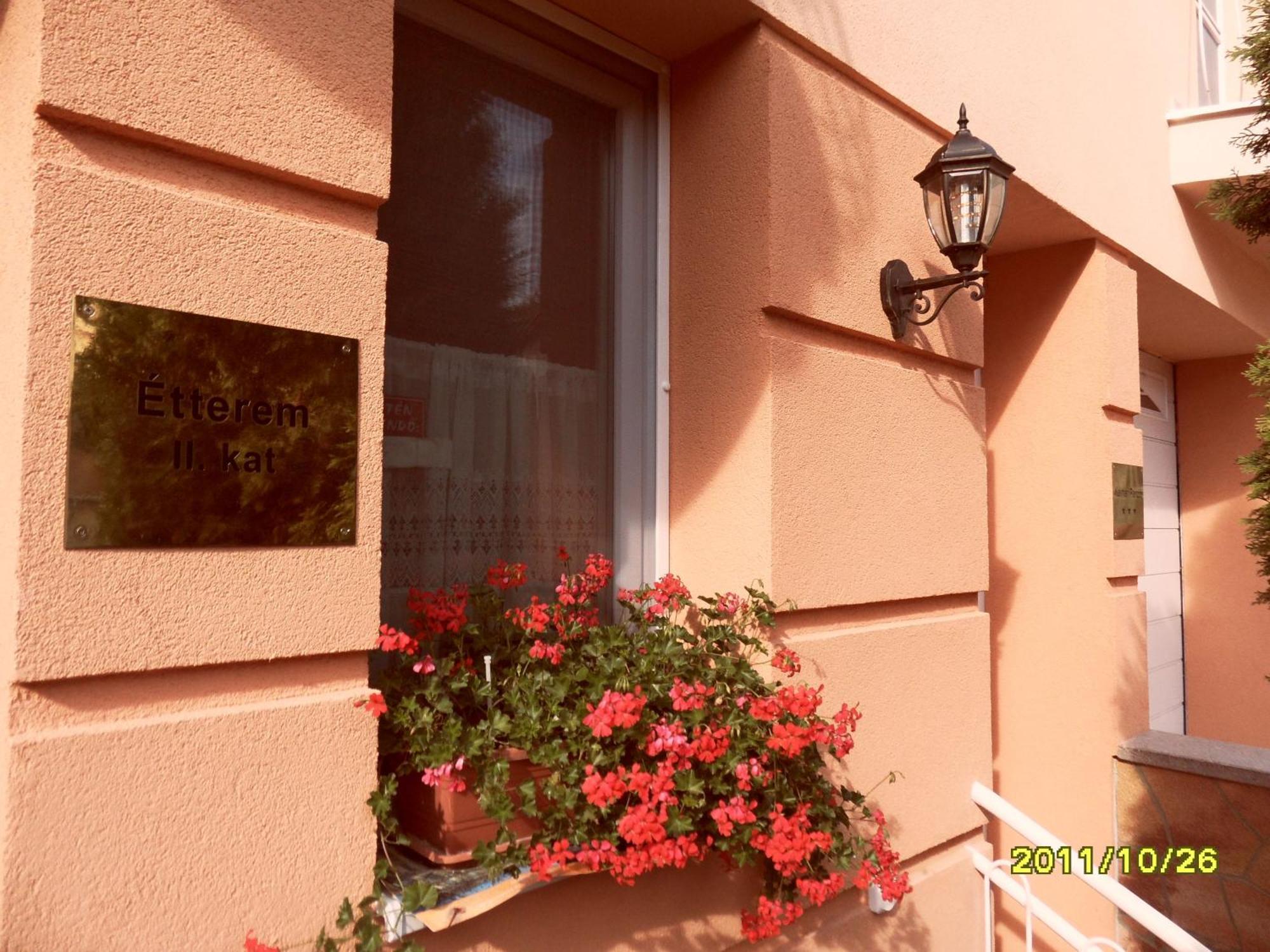 Kalman Panzio Bed & Breakfast Сегед Екстериор снимка