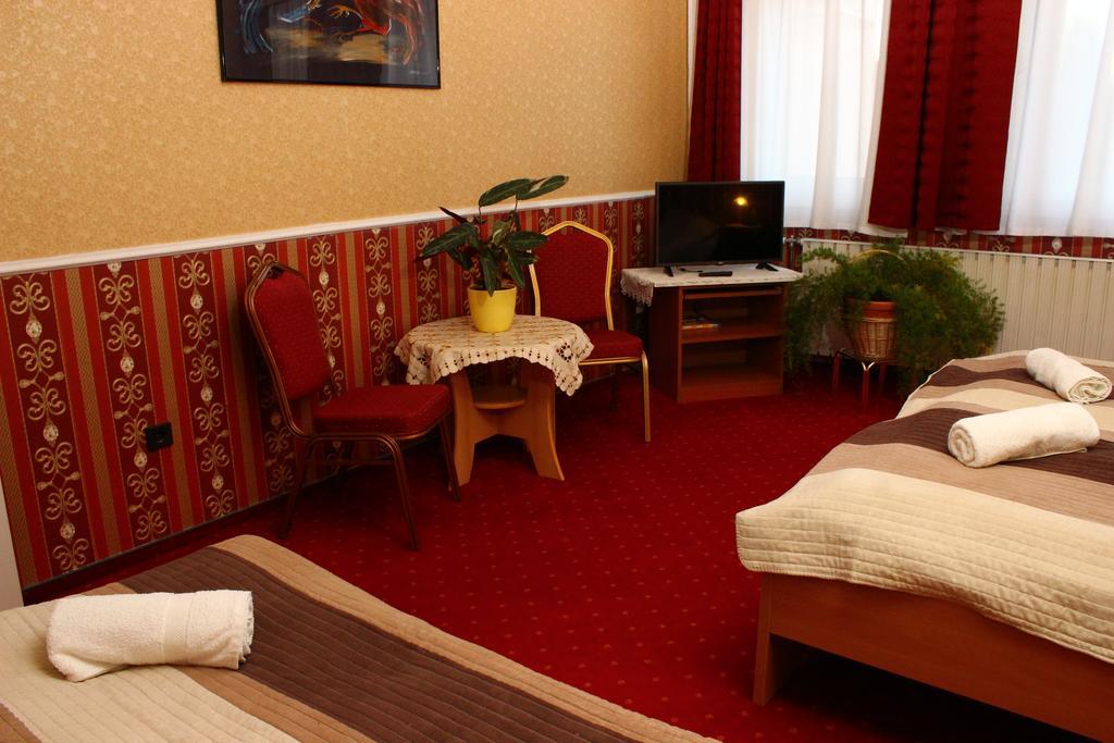 Kalman Panzio Bed & Breakfast Сегед Екстериор снимка
