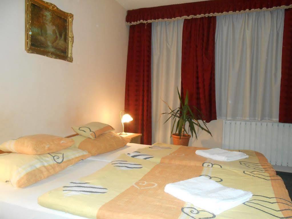 Kalman Panzio Bed & Breakfast Сегед Екстериор снимка