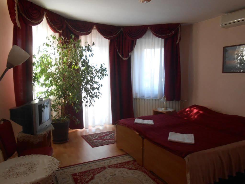 Kalman Panzio Bed & Breakfast Сегед Екстериор снимка